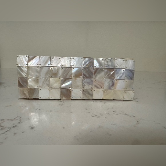 Vintage Elegant Mother of Pearl Handbag with Brown Handle - Picture 5 of 6